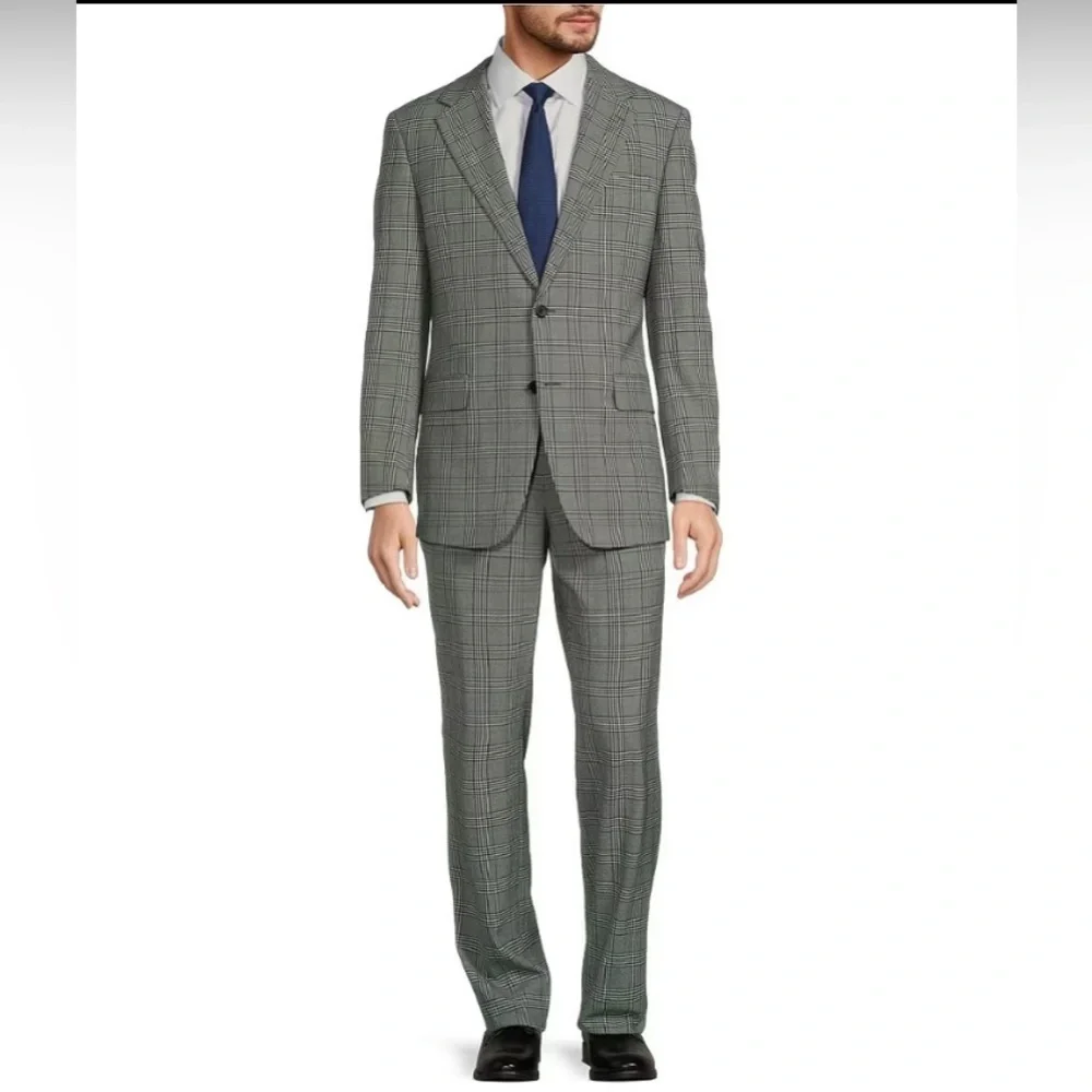 Hickey Freeman Classic two piece suit, 100% Wool like new, pants no pleats 36/30